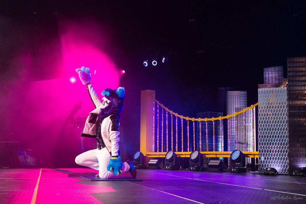 🕺📢 Calling all fursuit dancers: will this be your year to shine on our star-studded stage? 👀🔥 Fursuit Dance Competition information has been updated for 2024 - dancers will have until June 23rd to submit an audition video! anthrocon.org/dance-competit… 📸 @HokuloaLuau