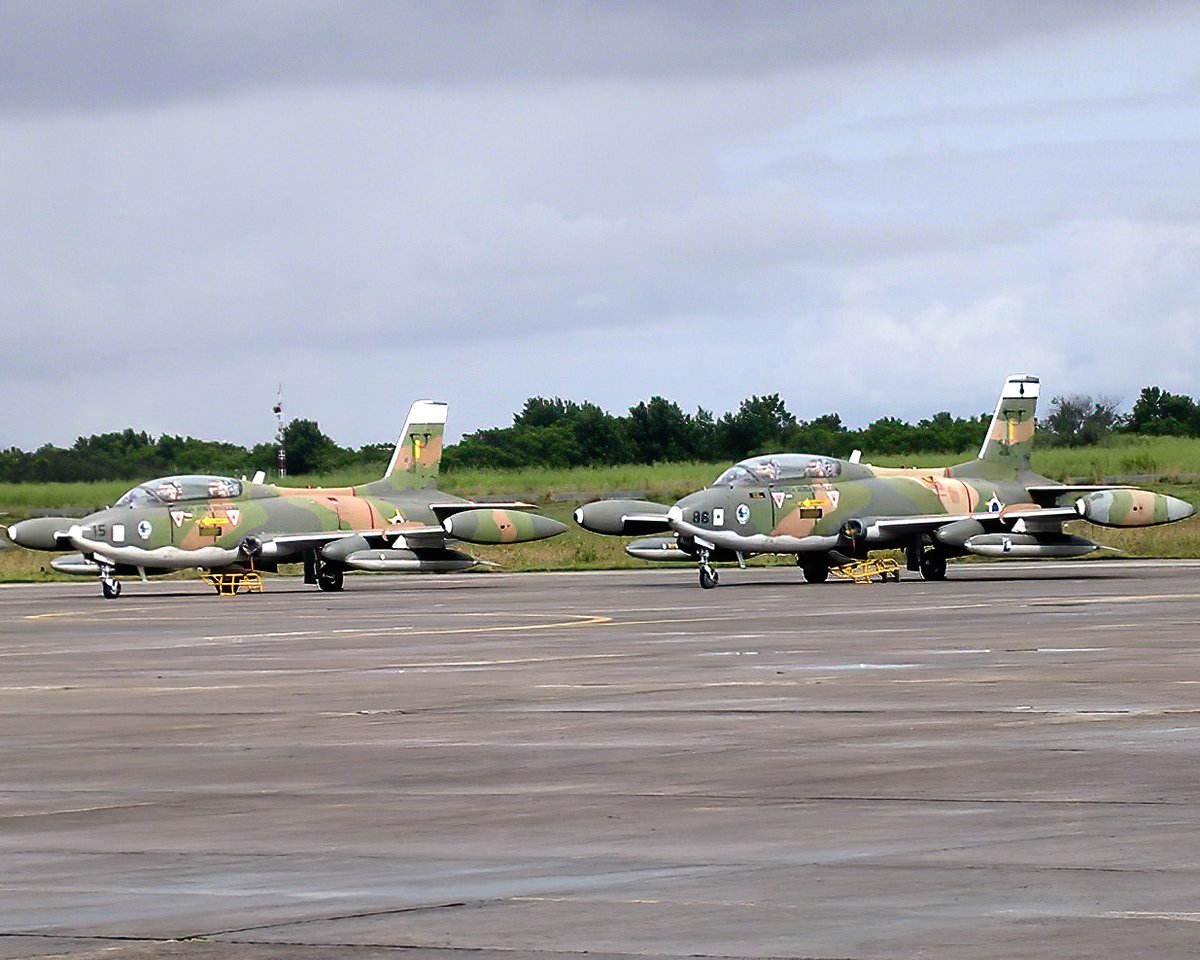 sentandoapua's tweet photo. Dois Embraer AT-26 Xavante do 1º/4º GAv durante as comemorações dos 60 anos do Dia da Aviação de Caça, BASC, 22 ABR 2005
#AviaçãoDeCaça #aviação #militar #BASC #FAB #Embraer #AT26 #Xavante #Pacau https://t.co/QCuQBGOP1i