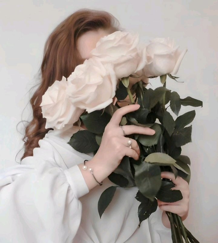 ابتسموا ..   🤍🤍
فكلنا لسنا بخير ولكننا نبحث عن الخير في ابتسامات من نحب 
صباح الإبتسامة 🤍🤍