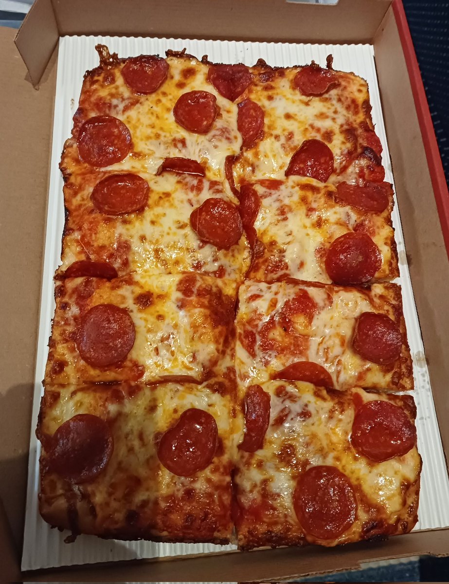 jonasglr's tweet photo. @DrOetkerPizzaDE ab wann gibt es Deep Dish Detroit Style Pizza mit Pepperoni von euch? Das Fehler echt in Deutschland.. 😋 Am besten die cupped pepperonis, die sich beim backen nach oben biegen 🤪 https://t.co/U3ll2kFScf