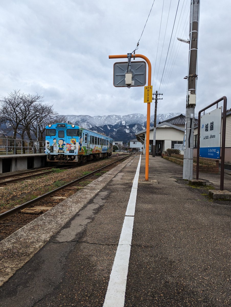 InakaLocalTrain's tweet photo. 北陸おでかけtabiwaパスで、ぶらりお出かけしています。列車はハットリくん列車でした。 https://t.co/M4n8EKwl47