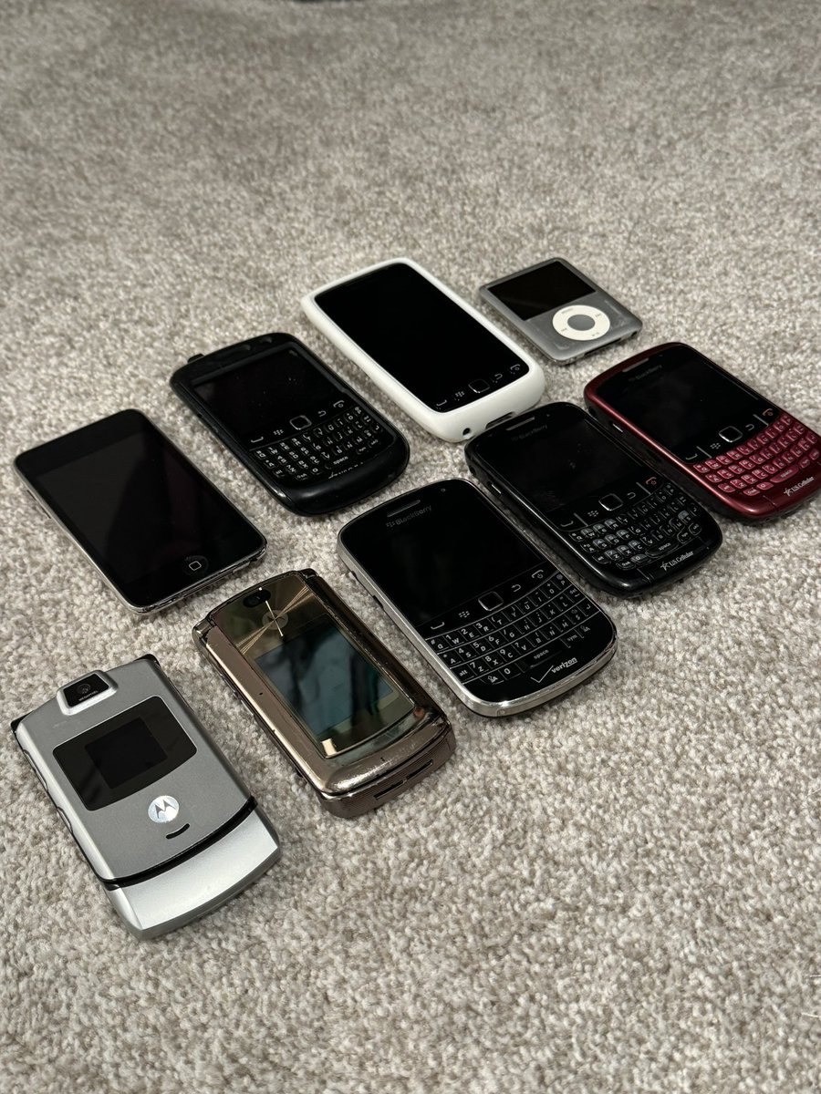 PrinceJakin's tweet photo. What a time it was.. BBMing while connected by wires to a iPod 🥹 https://t.co/CzLnqMXxDs