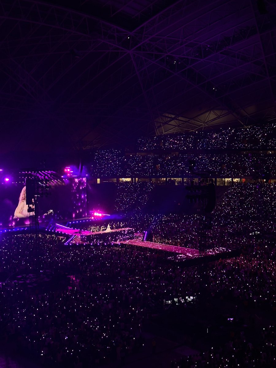 ssaaaaraaaaaa's tweet photo. it was rare, i was there, i remember it all too well~ 🥹✨💜

#TaylorSwift   
#TheErasTour 
#ErasTourSingapore 
#SGErasTour https://t.co/Dmfvt2QZ82