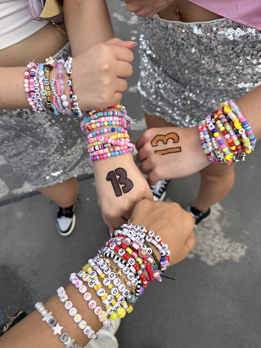 ssaaaaraaaaaa's tweet photo. it was rare, i was there, i remember it all too well~ 🥹✨💜

#TaylorSwift   
#TheErasTour 
#ErasTourSingapore 
#SGErasTour https://t.co/Dmfvt2QZ82