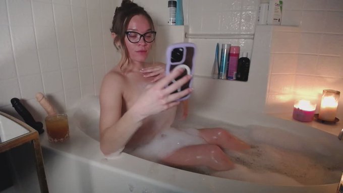 Katie Kush is live now! https://t.co/46BGOUbh63 https://t.co/ToRcFn436Z