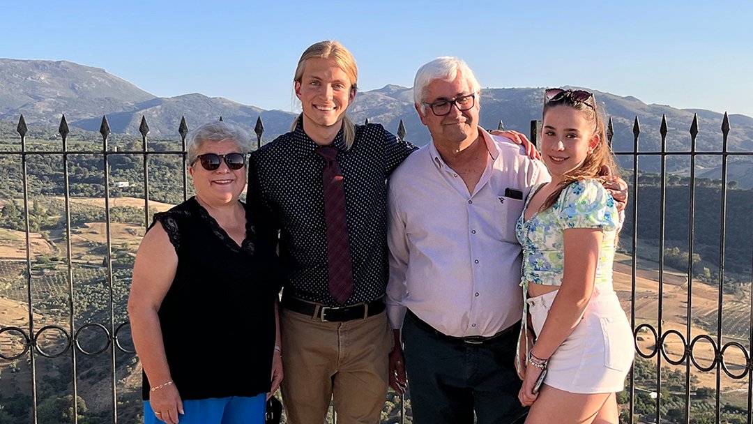 PSULiberalArts's tweet image. Victor Frolenko, a third-year #PSUFirstGen Chaiken Scholar majoring in Spanish and @pennstateNUTR, weaves connections with other @penn_state students through extracurriculars that combine his passions for dance, food, and helping others. 🕺🥘💙 🤍bit.ly/fgcspmVF