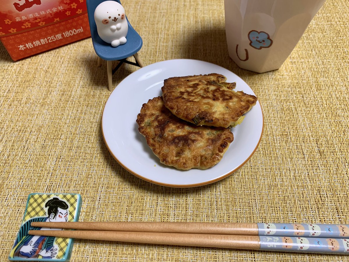 gesuteke's tweet image. 🫓残りものでおやき
辛子蓮根のバッター液の残りともち麦ごはんの残りと春雨スープの残りで作りました！
残飯こそ至高！
あれれ〜？いつの間にか茜霧島のお湯割りが…
#ケンモメシ
#昼酒
