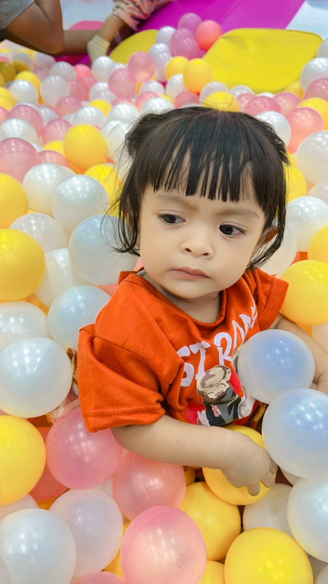 estypus's tweet photo. Masyaallah tabarakallah Cintanya Buna Papa Udah semakin Pintar walaupun tidurnya balik lagi kek pas masih bayi hihi but Buna selalu menikmati hari2 jam2 yg tidak akan terulang lagi , sehat2 ya Adek biar kita bisa jalan2 lagi 🫶🏻🫶🏻 https://t.co/5JKwODUM4W