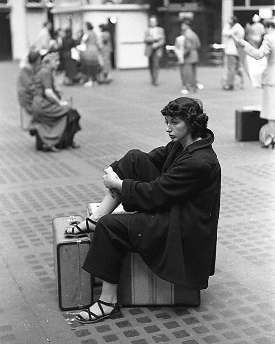 Woman in Penn Station, NYC (1948) 📷 by Ruth Orkin
#usa #nyc #newyork #pennstation