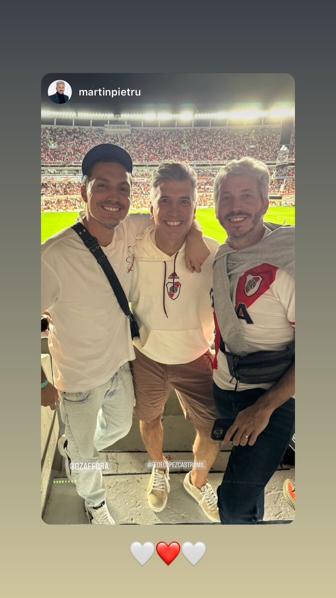 Hermosa noche con amigos en la cancha más linda del mundo!.. 🤍❤️🤍 <a href="/martinpietru/">Martin Pietruszka</a> <a href="/GZaffora/">Guido Zaffora</a>