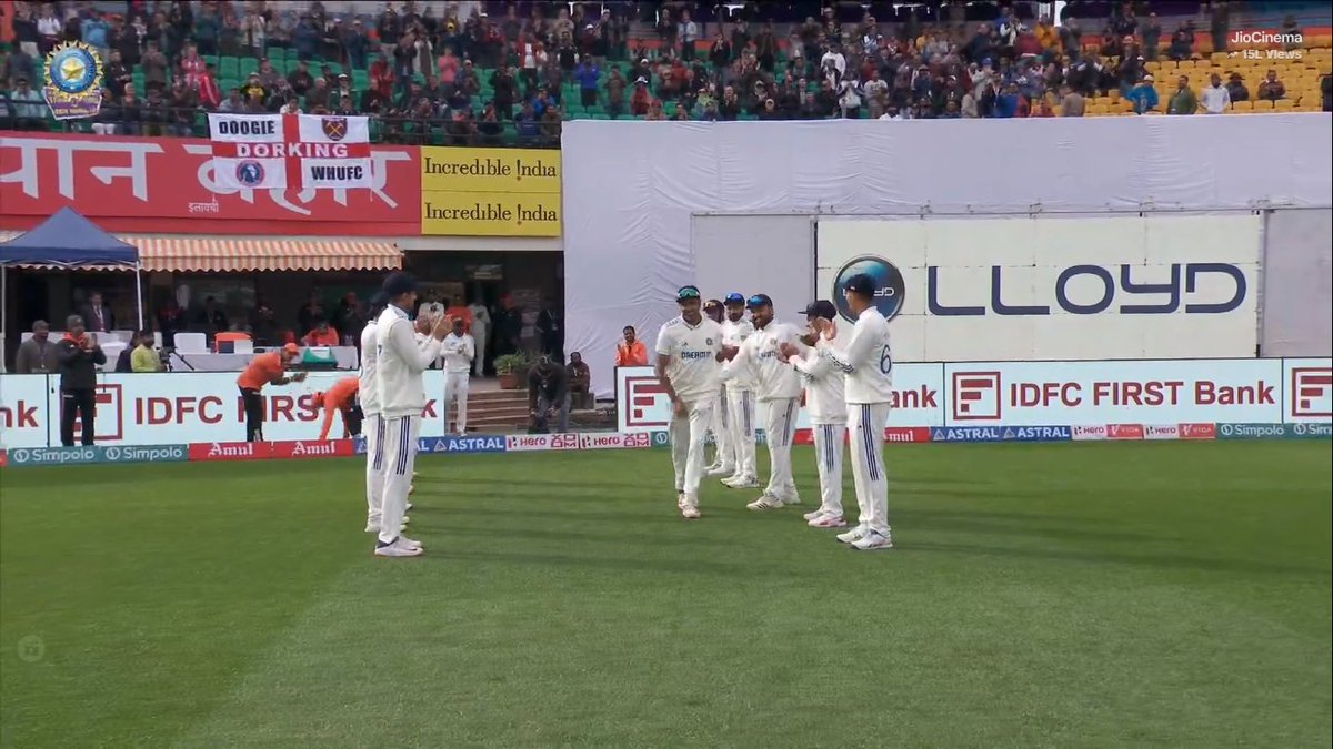 A guard of honour of Ravi Ashwin. 🎖

Indian best Spinner only in India !!🇮🇳👏
#INDvsENG #INDvsENGTest #ENGvsIND #ENGvIND