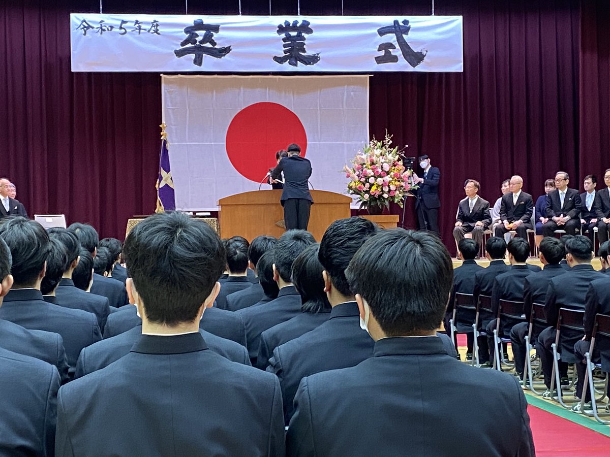 我が母校。輝く母校。日大豊山高校の卒業式に参列して来ました。そのまえに早朝練習を見学。卒業式 の朝も練習ですね。この10レーンある素晴らしいプール。活気溢れるねぇ。みんなイキイキしてるねぇ。3年生諸君卒業おめでとう。ここで学んだこと、誇りを胸に、次の  ..., image size:1200x900