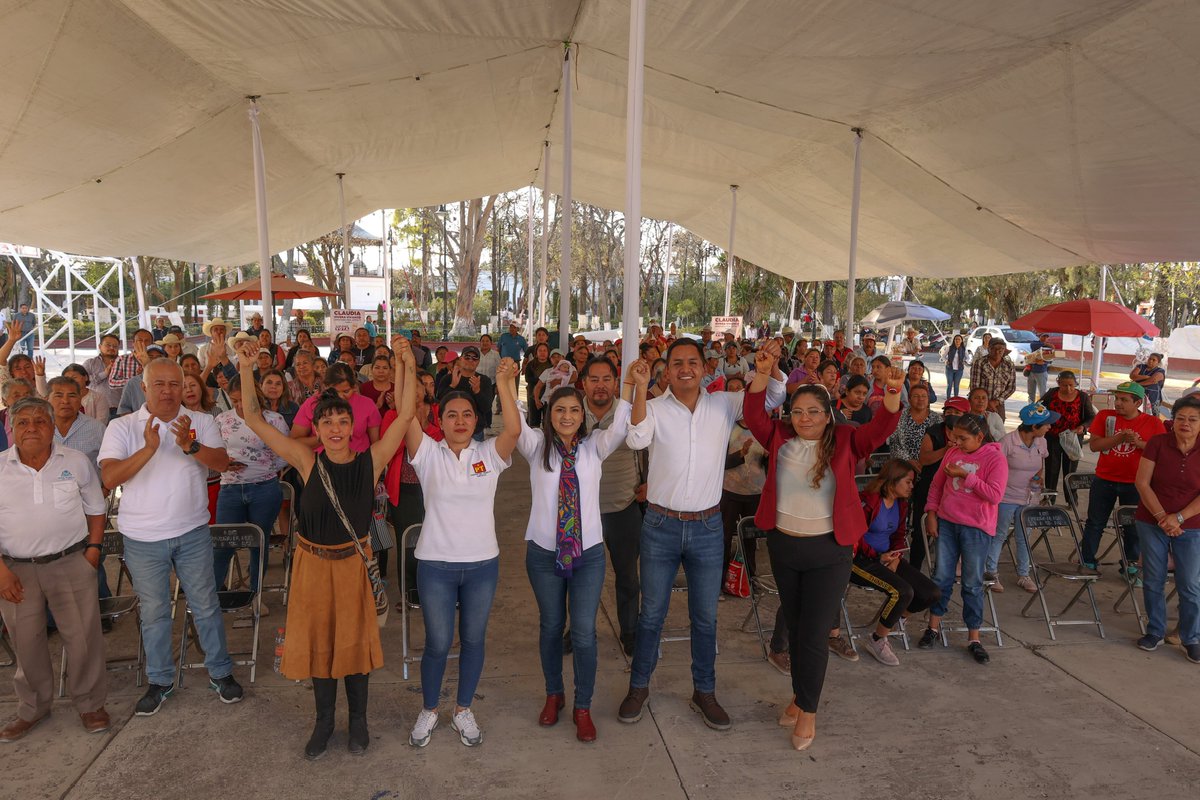 RiveraVivanco_'s tweet photo. Qué alegría ver que en Tecali de Herrera hay mucha simpatía por este movimiento de regeneración nacional. Somos miles en este #Distrito7 los que queremos que siga la transformación. 😀  
 
Y qué gusto encontrarme con mi compañero Alan Amador y mis compañeras Tania Galindo y Nieves Ponce, de quien además  
aprecio profundamente el reconocimiento a la trayectoria que me respalda. No hay duda, a pesar de lo que nos cuesta a las mujeres, NOSOTRAS PODEMOS. 💜   
 
Por nuestros derechos, por nuestra tierra y por este distrito es que seguimos caminando para que desde el Congreso de la Unión sigamos haciendo historia.  🙌🏼