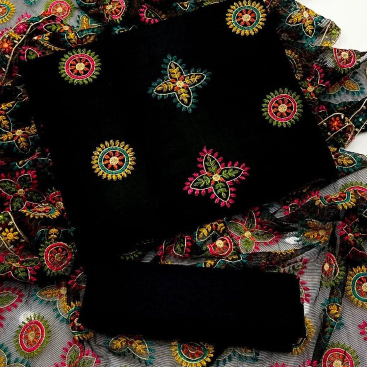 BeeaMeea's tweet photo. 03 PCS UNSTITCHED DRESS WITH KHADI NET SHIRT &amp; DUPATTA, COTTON
#MEEA #apparels #unstitched #dresses #khadi #netshirt #DUPATTA #cotton #buynow #todaysoutfit #thursday #likeme #followformore #ShareThis https://t.co/Us0YRP15Mb