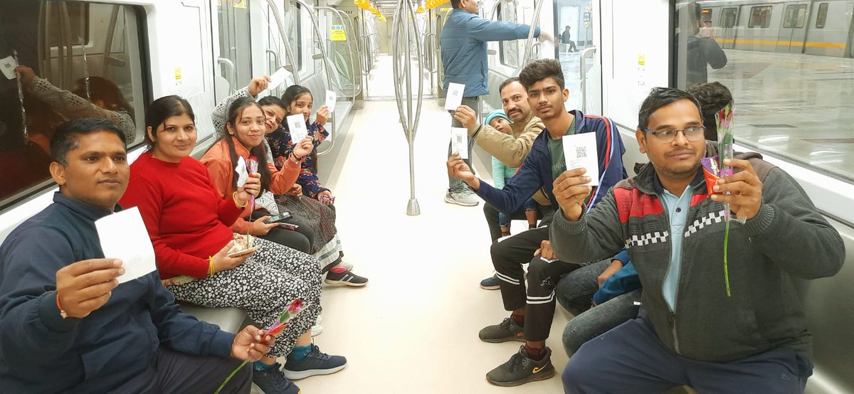 OfficialUPMetro's tweet photo. #AgraMetro में यात्रा का लोगों का सपना आज पूरा हो गया। पहले दिन ही मेट्रो में यात्रा को लेकर लोगों का जोश हाई रहा। सुबह 6 बजे जैसे ही ट्रेन के दरवाजे खुले, लोगों के चेहरे भी खिल गए।
#UPMetro:साकारहोतेसपने https://t.co/GgguFiAuGR