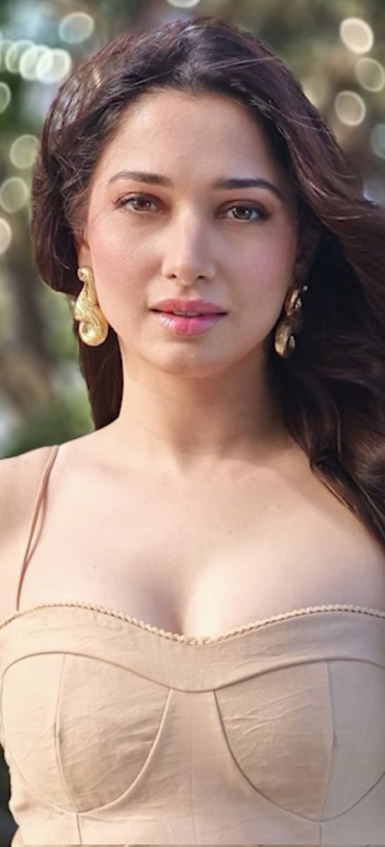 AkashTamannaah's tweet photo. Glowing face😍😍glossy💋her beautiful Arms 🤤🤤 https://t.co/Bo3I9lJxCc