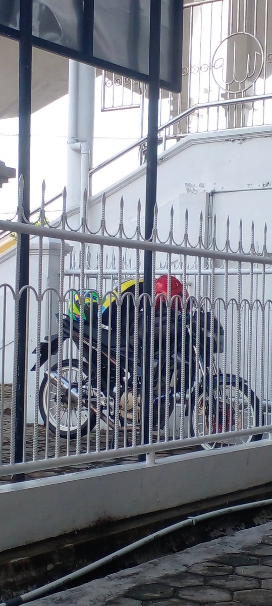 yang satu gak punya orang tua, yang satu punya orang tua kuadrat jadi ya kaya kita gini saling nguatin padahal sama-sama rapuh kadang masih bisa senyum kadang ya ujan diwajah. Semangat ya buat kita :)