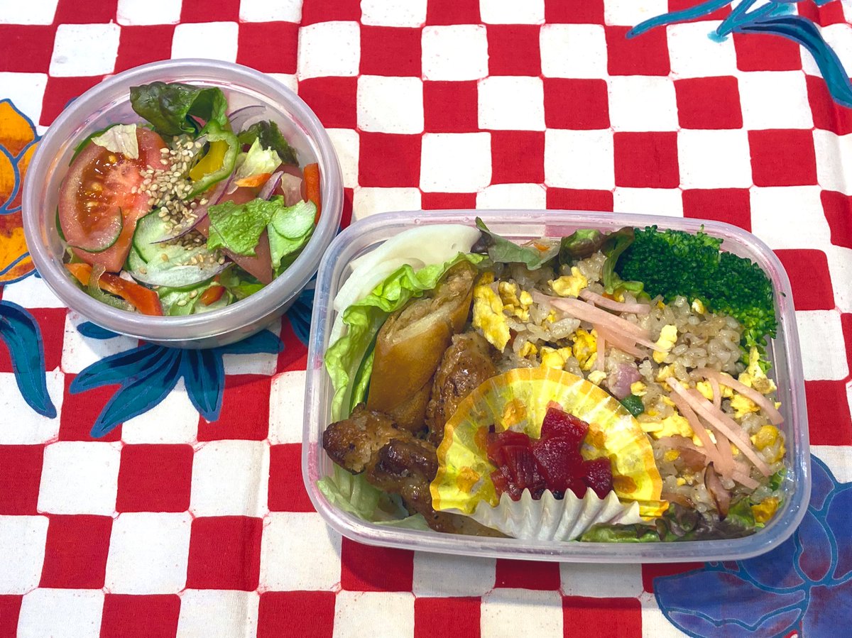 uTu7S8KqdwOMB2h's tweet photo. 今日は
チャーハン、ブロッコリー、春巻き、炙り焼きチキン、野菜サラダです
#チャーハン
#お弁当
#お弁当記録
#今日のお弁当
#batick https://t.co/4I9y5LTVs0