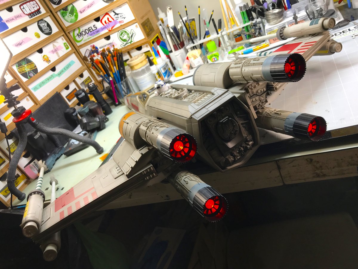 gurufoxx's tweet photo. It's taken four years, but the @DeAgostiniUK 1:18 X-Wing is FINALLY finished! I've a pilot figure on order and someday I'll overpaint the terrible pre-colouring to give it an accurate paint/weathering job.

#StarWars #deagostini #lukesxwing #disney #ILM #XWing #BuildYourOwnXWing https://t.co/weKd81NvDN