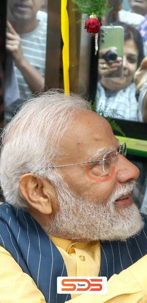 इस व्यक्ति की आँखो की सुजन बताती है कि इस व्यक्ति को हमारे भविष्य की कितनी चिंता है। जो खुद जागकर हमारा भविष्य बनाने में लगा है।