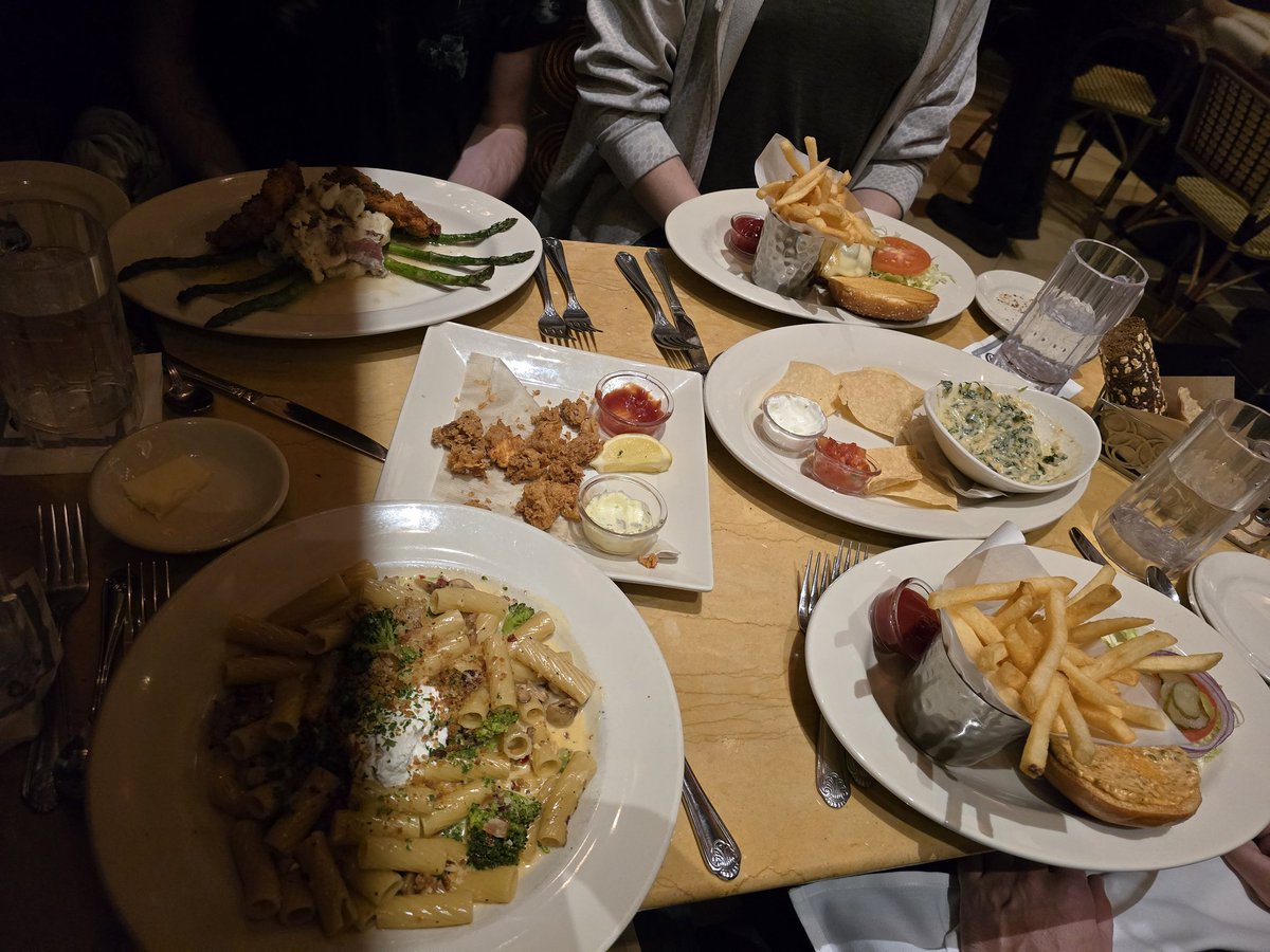 Hazlanz0's tweet photo. FOODS w/ @thekilcannon @PogiPoke @shaneystreams https://t.co/rfQEyMbOL5