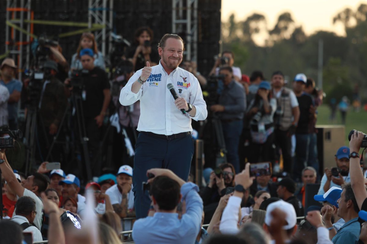 Mientras <a href="/XochitlGalvez/">Xóchitl Gálvez Ruiz</a> a la Presidencia de México y <a href="/STaboadaMx/">Santiago Taboada</a> futuro Jefe de Gobierno de la Ciudad de México se consolidan como la #FórmulaGanadora2024, las candidatas de Morena profundizan su ruptura y dicha división las conduce a la derrota. 💙🫰🏽✨

#ElCambioViene