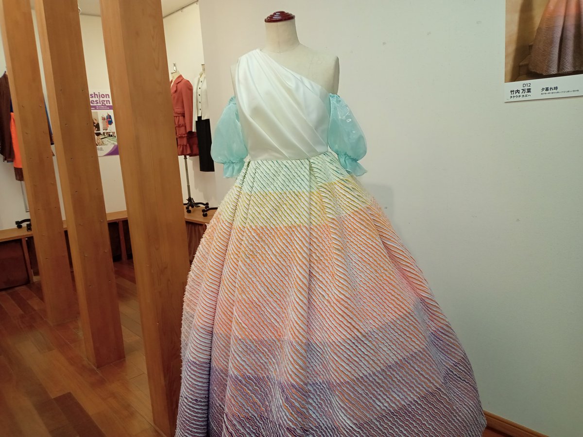 designfarm_'s tweet photo. 3月6日（水）〜3月17日（日）
ファッションデザイン科3年生
卒業制作作品展「Creative Work」を
開催しております。「デザイン・ア•
ラ・モード2024」の個性溢れるファッションショーで披露された企画､
デザイン､縫製等､学生が手掛けた作品を展示しております。是非ご覧ください【Staff　Masumi】 https://t.co/V9o2rGbRn2