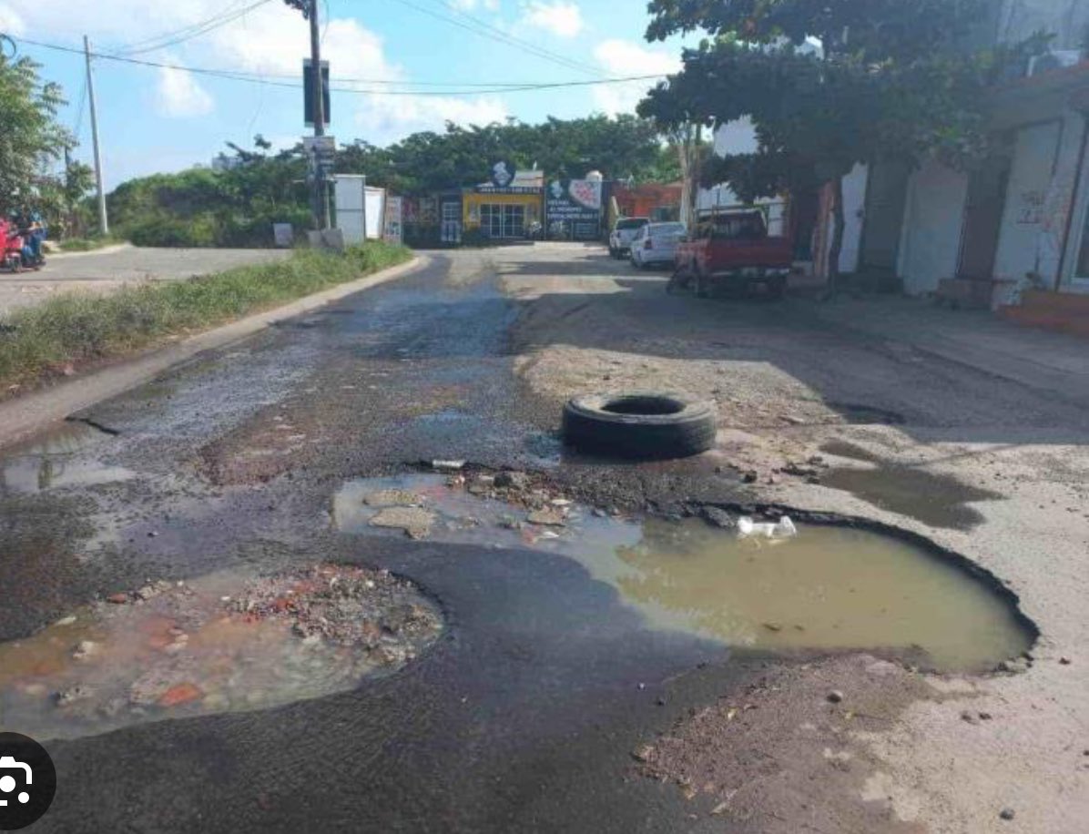Mannyslc's tweet photo. Cuando fui a morazan ahí no hay luces led. El presidente se le olvidó que ya no es alcalde de ss y que el Salvador es mucho más que la capital. La suspensión de mi carro quedó más floja que el culo de @soyjoseyoutuber y eso es mucho decir https://t.co/yQ7i09nqVA