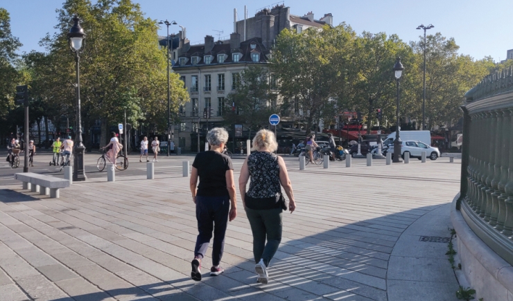 __Apur__'s tweet photo. [#Alire] À l’horizon 2040, près d’un habitant sur cinq aura 65 ans ou plus. L'Apur analyse les conséquences sur les mobilités et les espaces publics pour mieux anticiper les adaptations nécessaires👇
https://t.co/al8Rqwd0it https://t.co/V9AYGNQJoU