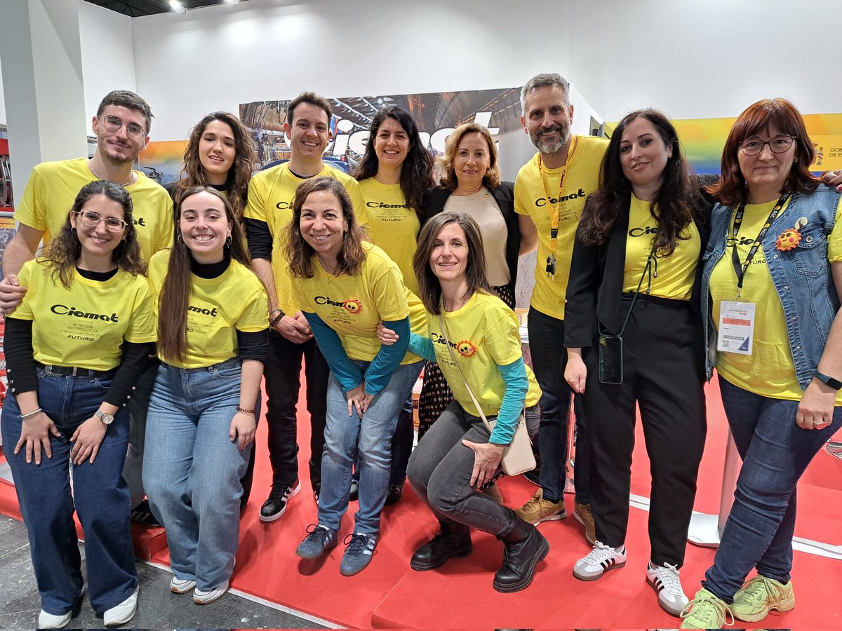 CIEMAT_OPI's tweet photo. Inauguramos nuestra presencia en #MadridEsCiencia con  la visita de la  directora del Ciemat  @YolandaBenito04 quien ha saludado al equipo y ha comprobado el éxito de los #Talleres que hemos organizado.
#CiematEsCiencia https://t.co/70gn3pd0M0
