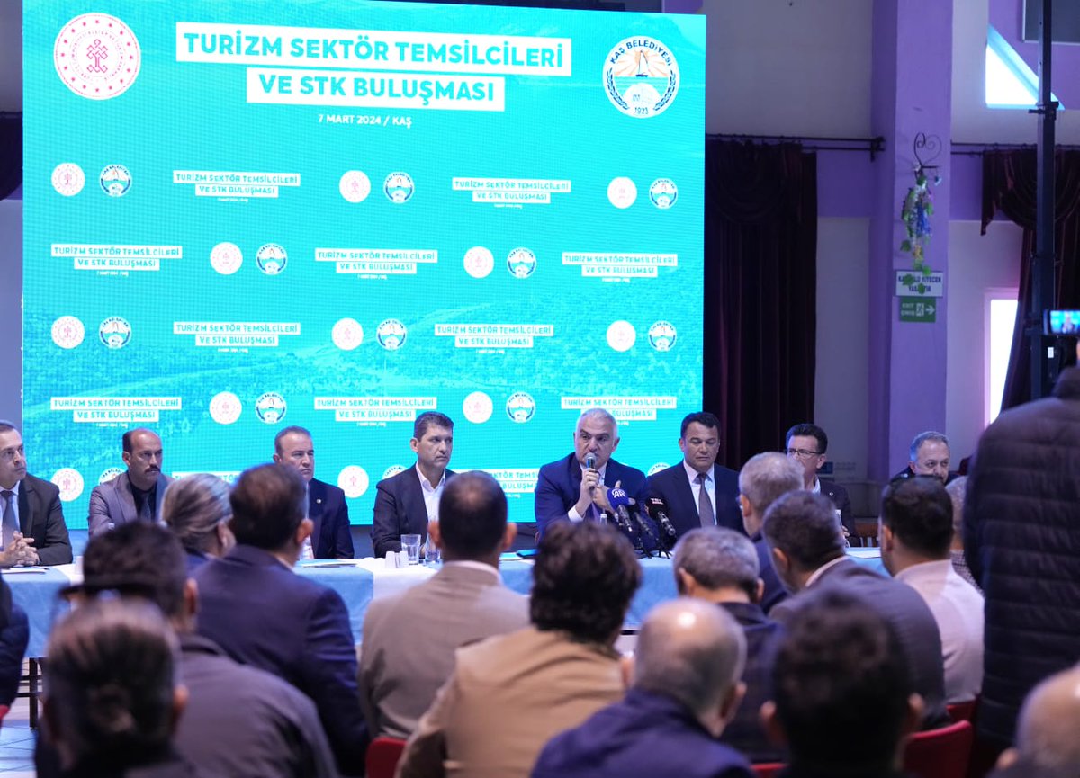 Antalya'mızı ilçe ilçe dolaşmaya devam ediyoruz.

Bugün de Kaş’ta turizm sektörü ve sivil toplum örgütlerinin değerli temsilcileriyle bir araya gelerek sorunların çözümü adına değerlendirmelerde bulunduk.

Butik turizmin ön planda olduğu, doğal değerlerinin çok iyi korunduğu,