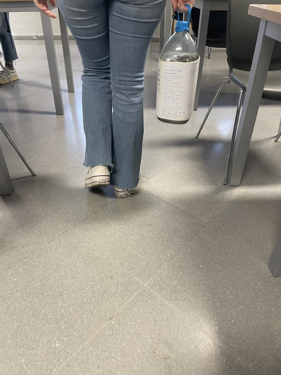 Crisancru's tweet photo. En la semana del 8M, desde la Comisión de Igualdad de la @Educacion_UMA llevamos a cabo la actividad EL PESO DE LO INVISIBLE, todo lo que nos pesa por ser mujeres, que de paso nos sirvió para estimar medidas, y distinguir lo medible de lo no medible https://t.co/TsrOQnUnvu