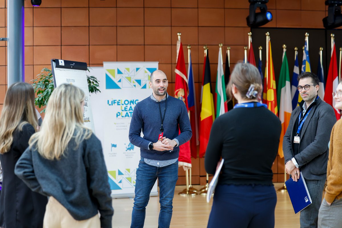 EESC_CivSocRel's tweet photo. #Education for democracy at #CivSocWeek 📚

🎙️@a_lapegna: ''Active #participation combined with #education are the main factors that young generation can use as tool to fight against #polarisation'' https://t.co/NmFGinUnYB