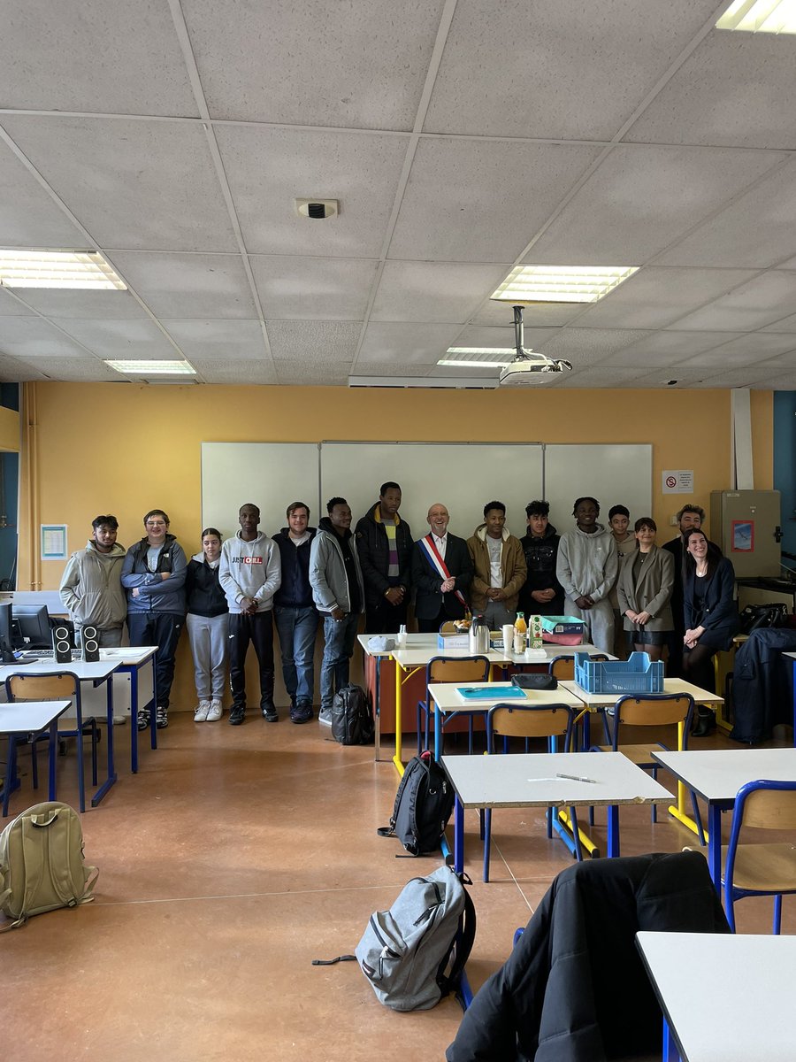 Retour en classe pour moi ce matin !

Au lycée polyvalent Charles de Gaulle de #Muret, j’ai échangé durant 2 heures avec les élèves de la classe pro-élec sur la vie d’un député.

Merci pour ce moment partagé et immense bravo au travail des professeurs 🙏