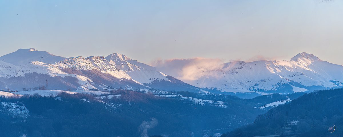 Le beau temps est revenu sur le Cantal, et les Massifs retrouvent leurs blancheurs hivernal. Photo vue de #Aurillac.