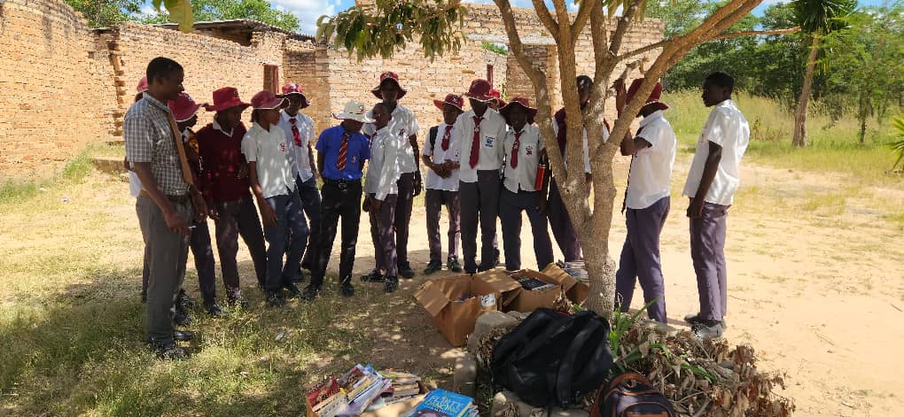 #HappeningToday handover of more 200 books to a High School in Murehwa. While we advocate for #AccessToInformation we seek to help improve the literacy levels of different groups. Access to Information and Literacy are interdependent. #WeAreSignsOfHope @HarareBookClub