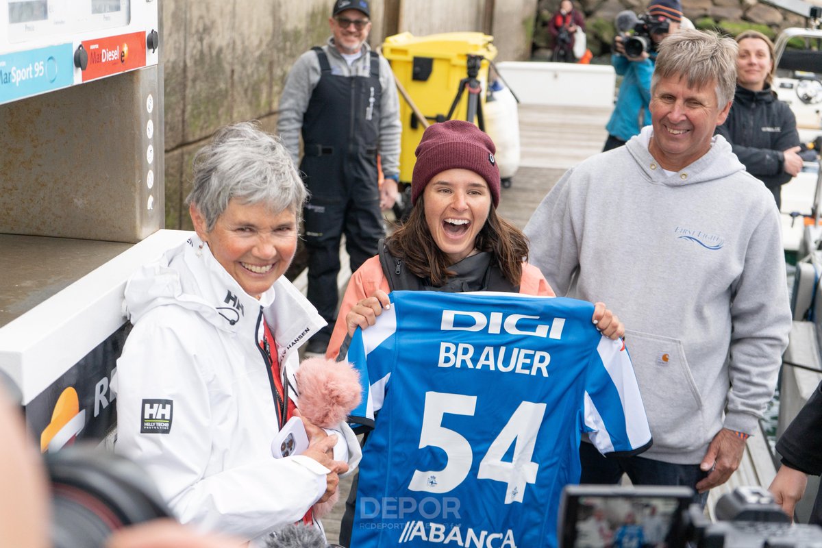 🏅 Hoxe chegou á nosa cidade e, como non podía ser doutra maneira, recibímola co #asnosascores. Cole Brauer é primera muller estadounidense en dar a volta ao mundo soa e sen escalas

#UnhaDasNosas

🔗 Toda a súa historia aquí 👉 rcdeportivo.es/gl/novas/a-pri…