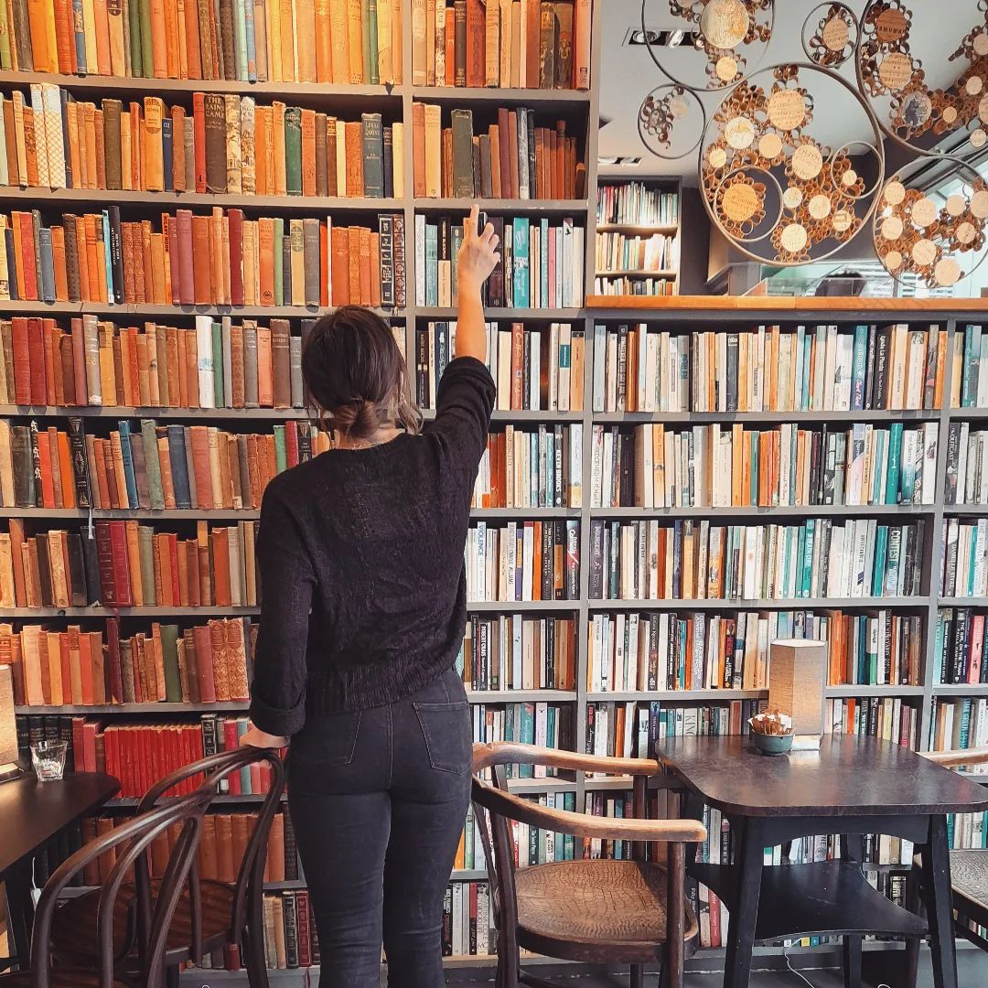 Happy World Book Day! With over 10,000 books lining their beautiful walls the opportunities for little adventures are endless at Steep Street 📚 Explore the floor-to-ceiling library of books while tucking into their coffee and cake in the heart of the Creative Quarter! ✨ 👉…