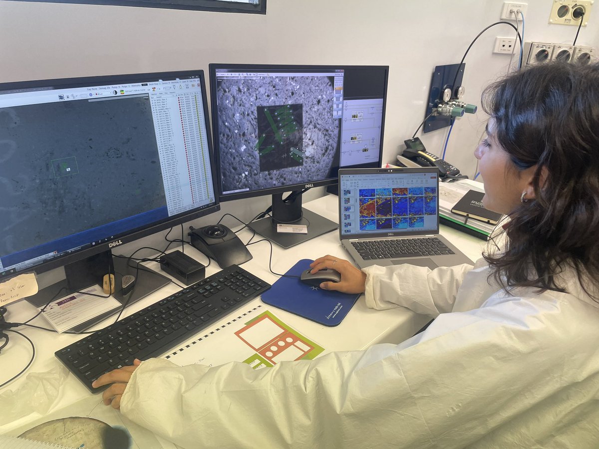 Getting ready for in situ Sr isotope analyses in Pl with <a href="/Yujin_Jegal/">Yujin Jegal</a>  who perfectly captured this “casual” moment 🙄📸 science #research #isotopes @UqEnvironment