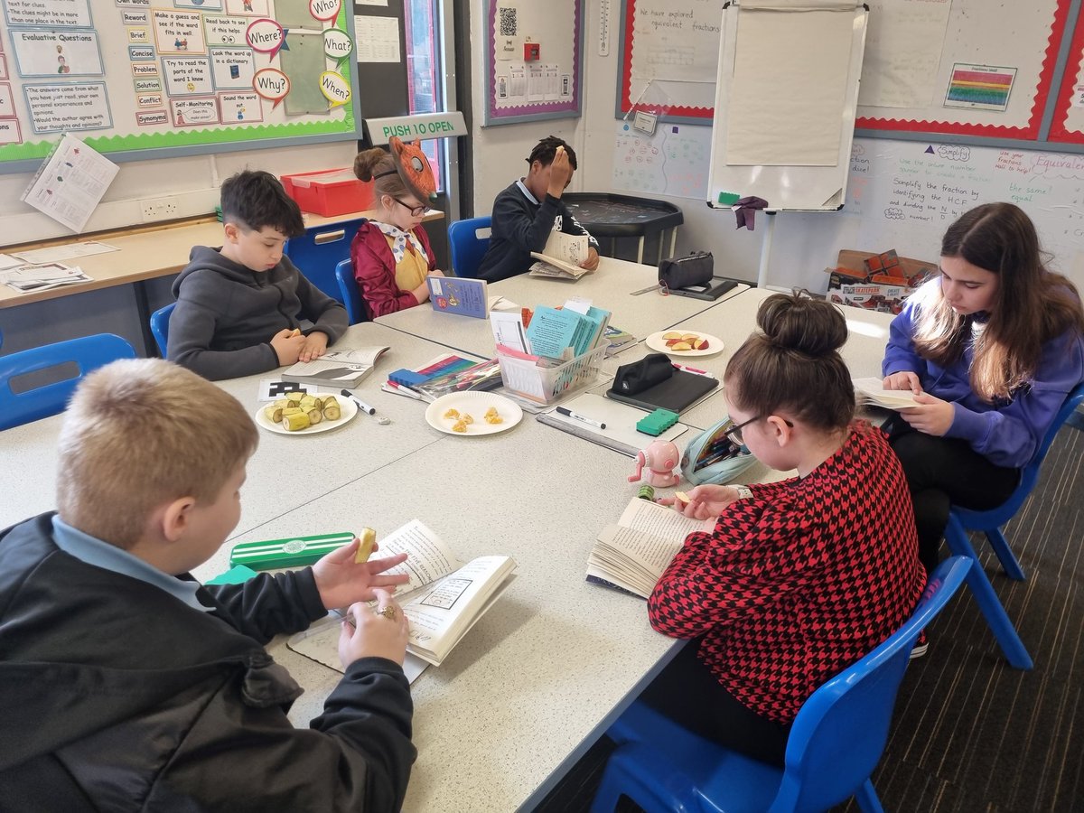 learn_with_MrsS's tweet photo. World Book Day is off to a flying start today thanks to @itisoncom with a book &amp; some fruit going down a treat! 🍎 🍌 🍊 

We ❤️ reading! 📚 

@stpaulwhiteinch https://t.co/qGVh7Z3P8t