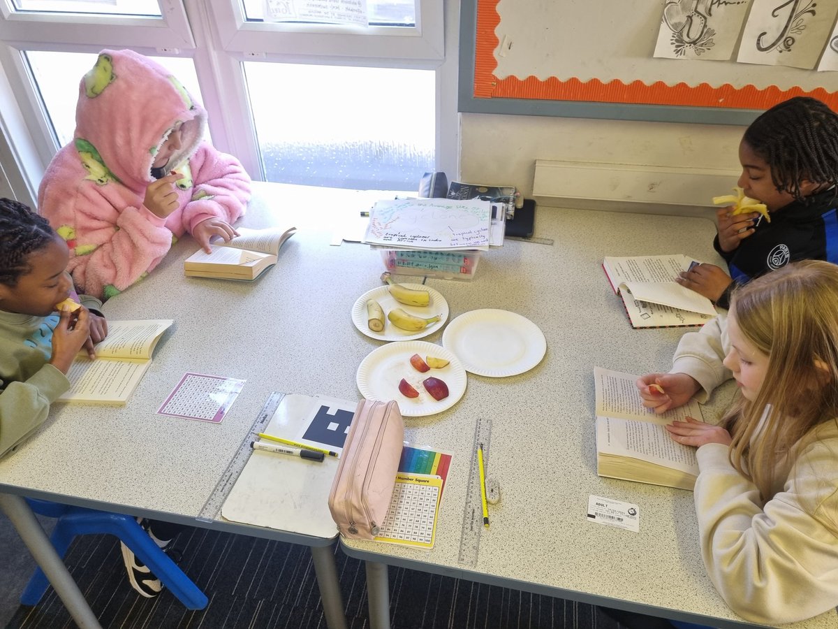 learn_with_MrsS's tweet photo. World Book Day is off to a flying start today thanks to @itisoncom with a book &amp; some fruit going down a treat! 🍎 🍌 🍊 

We ❤️ reading! 📚 

@stpaulwhiteinch https://t.co/qGVh7Z3P8t