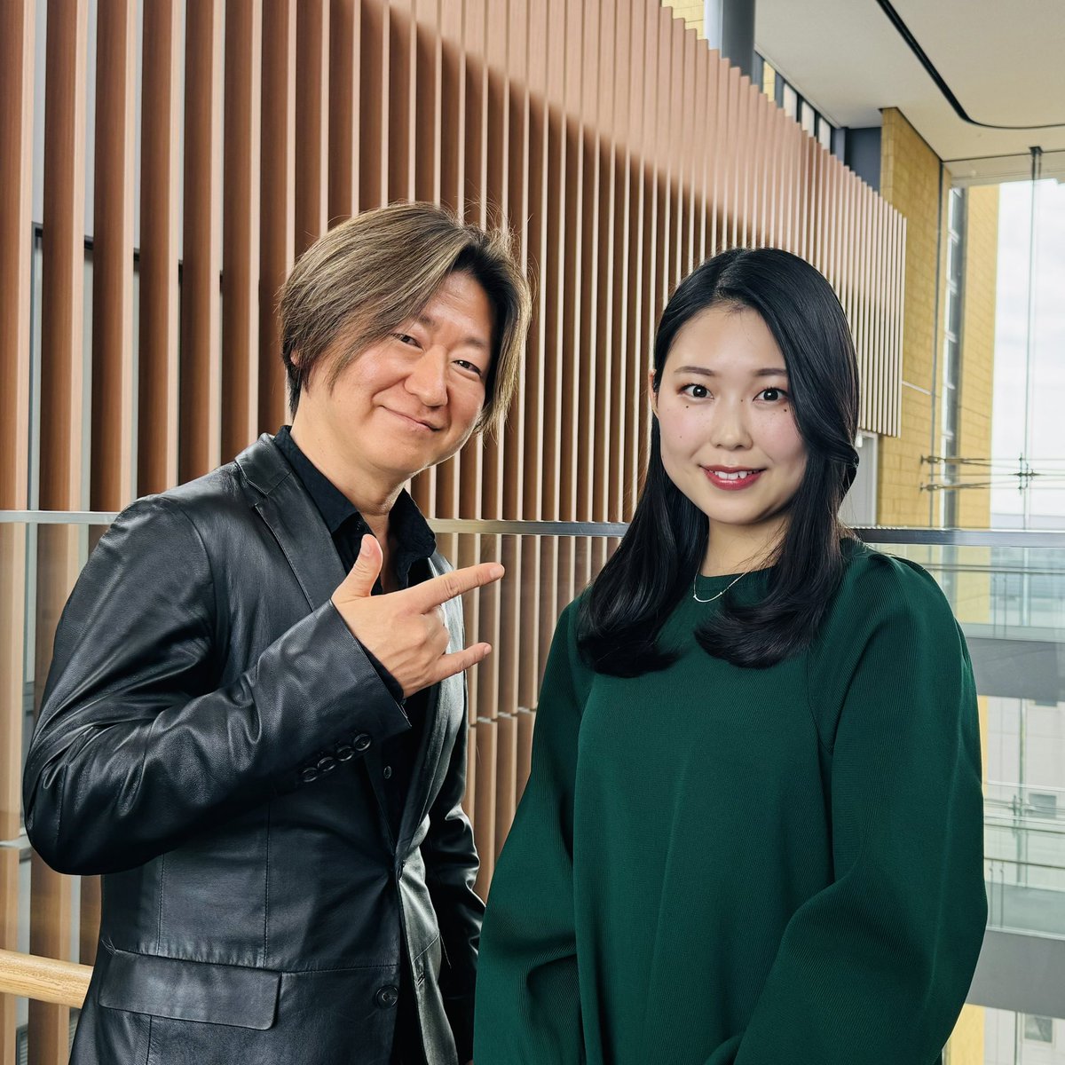 EricMatsunaga's tweet photo. 今日は大学のパンフレット対談&amp;撮影。エリックゼミの岩清水さんは、今年の総代で春からアクセンチュアのコンサルタントになります。うちの学部で学んだこと出会い、色々お話しいただきました。

 #青山学院大学　#地球社会共生学部  #アーティスト思考　#エリック教授  #アクセンチュア https://t.co/Urx5md2T20