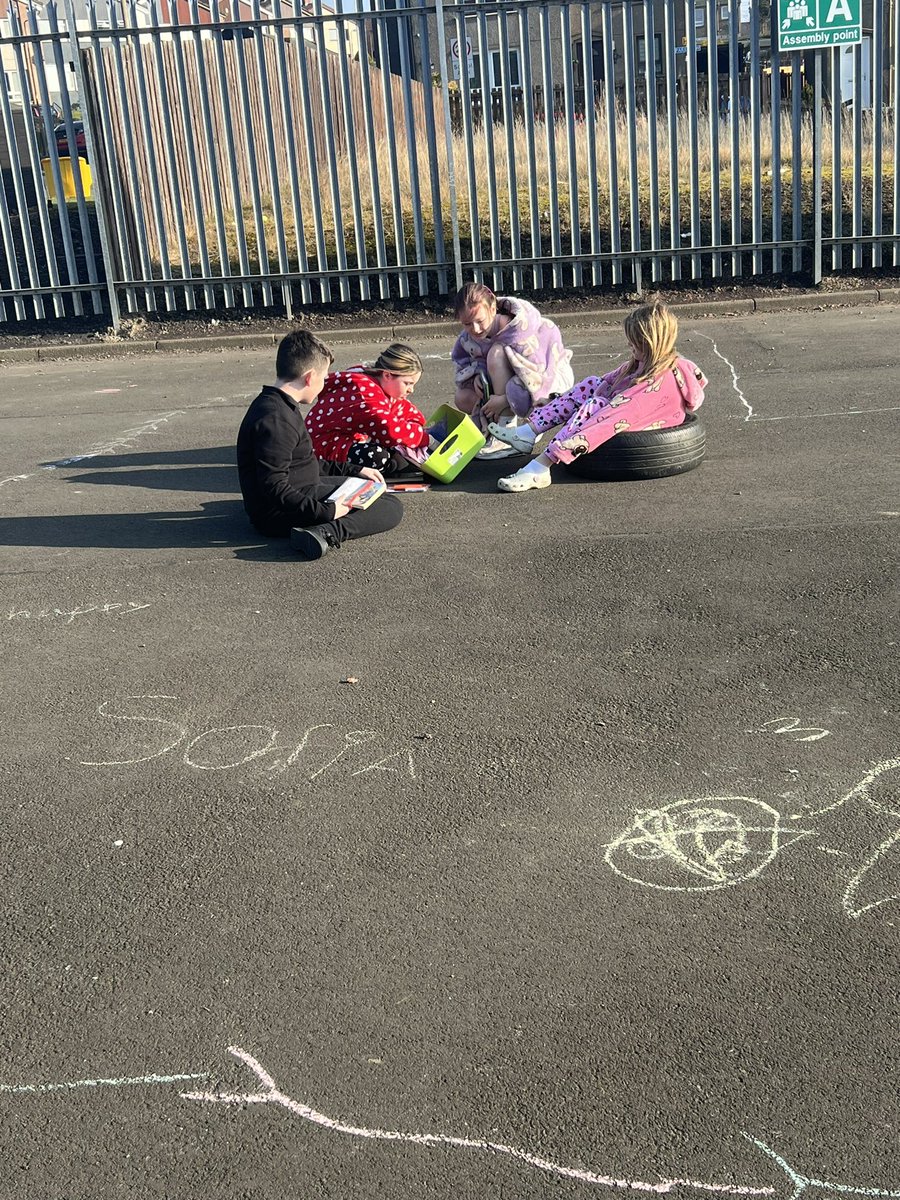 Primary 6 took their reading outdoors this morning.@wl_literacy #WorlBookDay