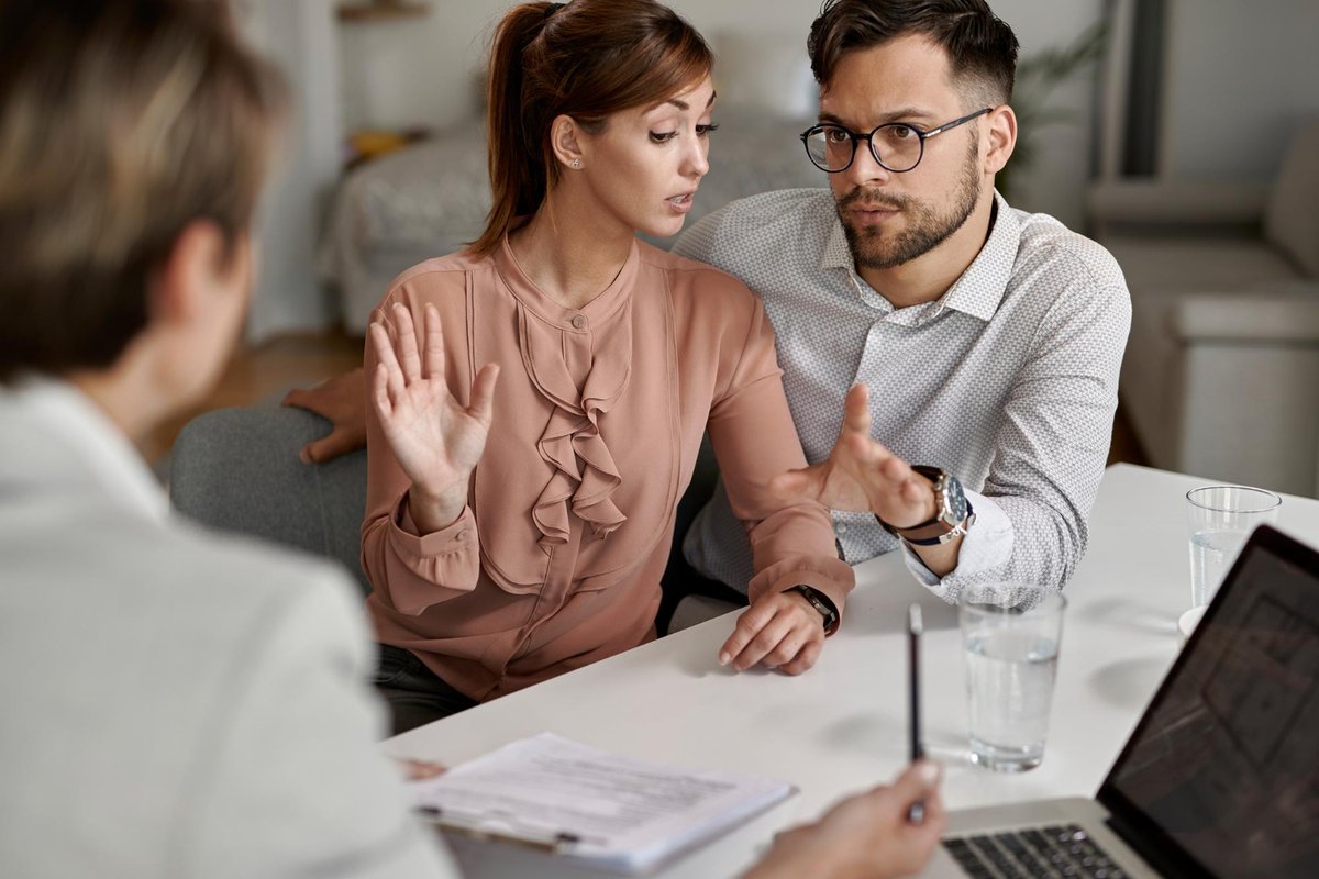 GAgence's tweet photo. Vous êtes-vous déjà demandé comment protéger vos proches de vos engagements financiers après votre disparition ? 🤔 L'assurance décès associée à un prêt immobilier est un dispositif crucial pour cela, mais ses spécificités peuvent parfois être méconnues. 🔑 L'assurance (1/5) https://t.co/eo2O1JpRFR