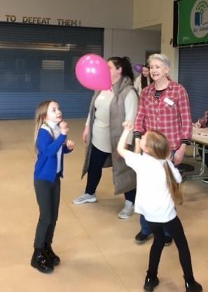 PirieParkPS's tweet photo. Yesterday at Messy Science children explored power & energy β‘οΈ they made balloon rockets ππ saw what happened to a balloon when it was in cold π₯Ά and hot π₯΅ water and separated pepper from salt with some static electricity π€© #familylearning #STEMglasgow https://t.co/HrYQQGH5hT