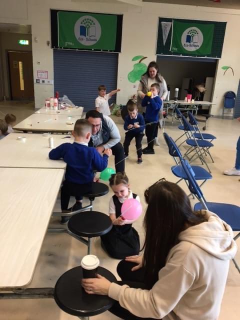 PirieParkPS's tweet photo. Yesterday at Messy Science children explored power & energy β‘οΈ they made balloon rockets ππ saw what happened to a balloon when it was in cold π₯Ά and hot π₯΅ water and separated pepper from salt with some static electricity π€© #familylearning #STEMglasgow https://t.co/HrYQQGH5hT