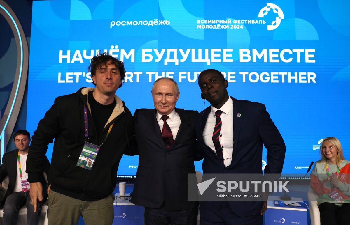 🇺🇬🇷🇺 Davis Akampurira hit the headlines at the World Youth Festival in Sochi during the Q&amp;A session with Russian President Vladimir Putin:

💬 “I would so much like to become your son from Africa. Because you were my mentor”.

👏 Well done, son of Uganda!

is.gd/cNOMUR