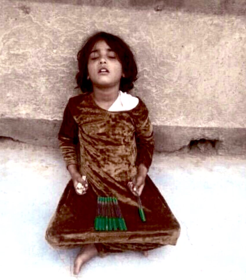 A_Omer272's tweet photo. 🦋🌼

و طفلةٌ .. باعتِ الأقـلامَ نائمةً
عَلى الطريقِ ولم تَستخدمَ القلما

فالفقرُ قد غلبَ الأقلامَ في زمنٍ 
و فـاقدُ الشيءِ قـد يُعطيهِ إن لزما

🌹

#حبيت_اقول
#وزارة_التعليم 
#الخميس_الونيس 
#يوم_المراه_العالمي https://t.co/aisXIDpy5B