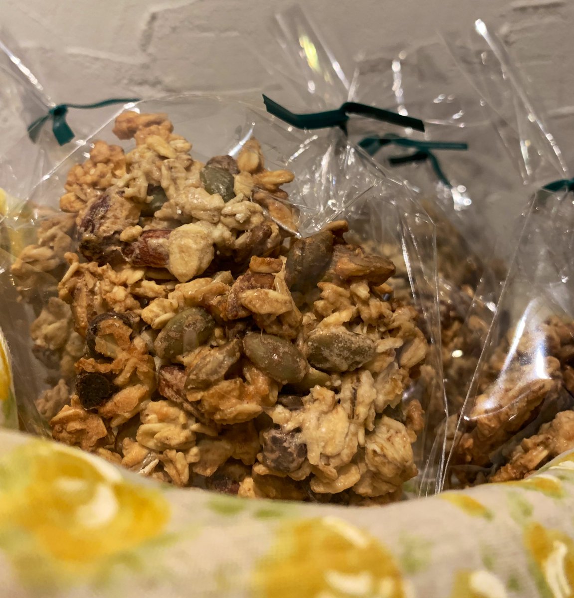 Bread_table's tweet photo. シリアルのザクザククッキーが焼けました🍪食物繊維豊富なオートミールと、ナッツや種やチョコレートが入ります😊

閉店に伴い、天板（600×400）譲れる方いらっしゃいませんか？同サイズのアルミ製冷板や、パンを冷ます網もございます。関心ある方は店頭又は電話でお問い合わせくださいませ。 https://t.co/DQKiZaGlyp