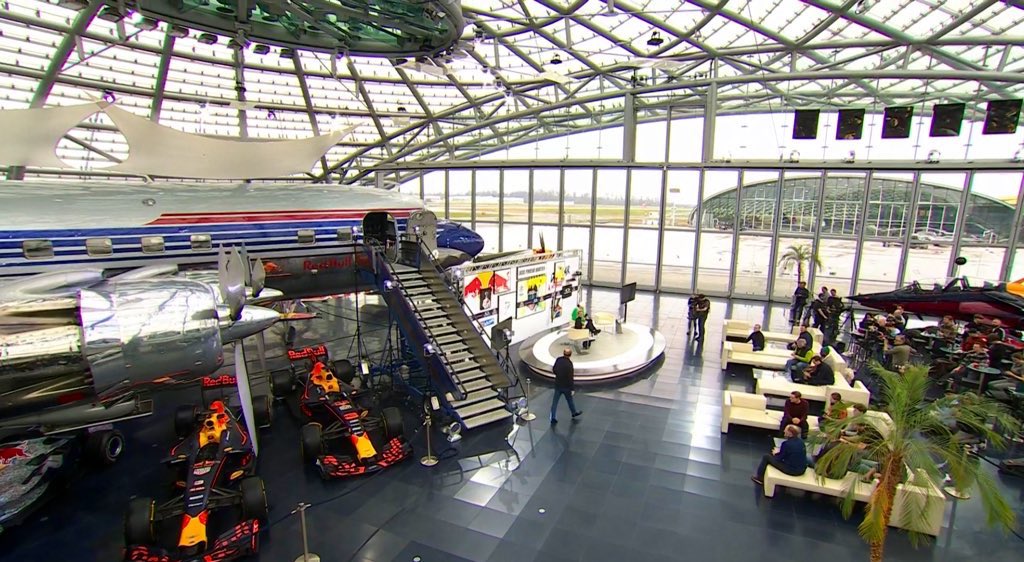 Lucas #Pinheiro #Braathen keert terug in de skisport onder de vlag van zijn moederland Brazilië 🇧🇷
Op een persconferentie in #Salzburg maakte de Noor/Braziliaan dit zojuist wereldkundig
De winnaar van de wereldbeker slalom van 2023 ‘brings back the dance and smiles to the slopes’